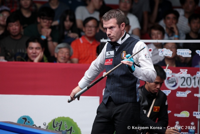 Stoss-Vorbereitung beim Franzosen Jeremy Bury im Finale des Dreiband-Weltcup Bewerbs in Guri - rechts im Hintergrund Finalgegner Quyet Chien Tran aus Vietnam - Foto (c) Kozoom Korea